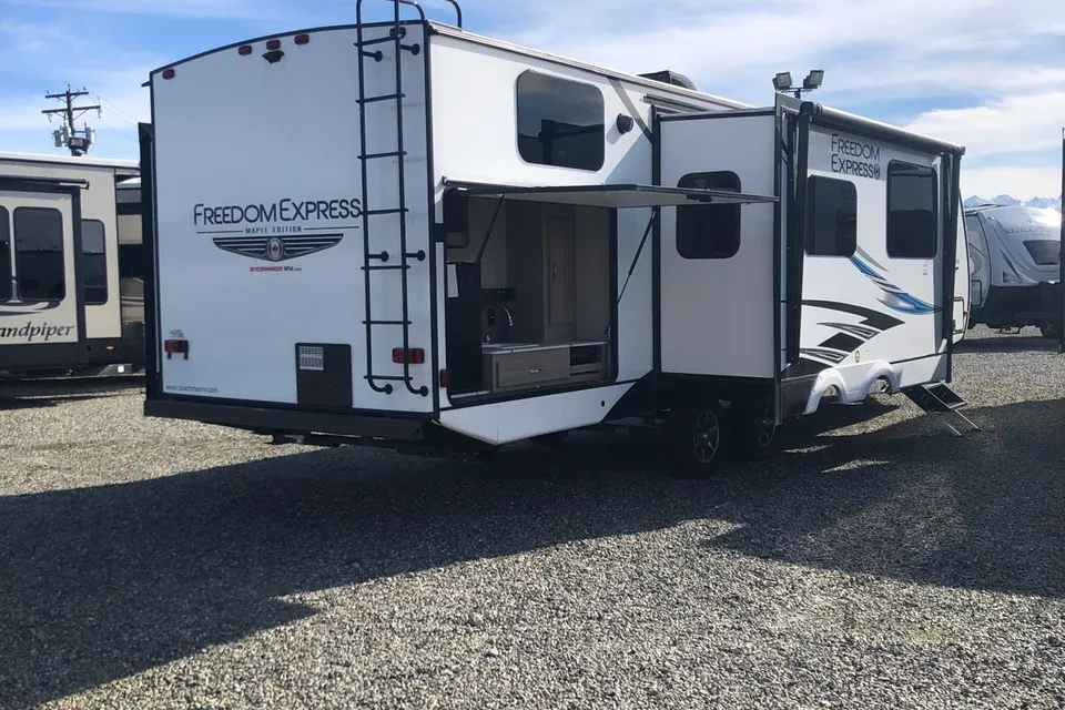 Kelly's Freedom Express w/ bunk house with closing door and private washroomTravel Trailer