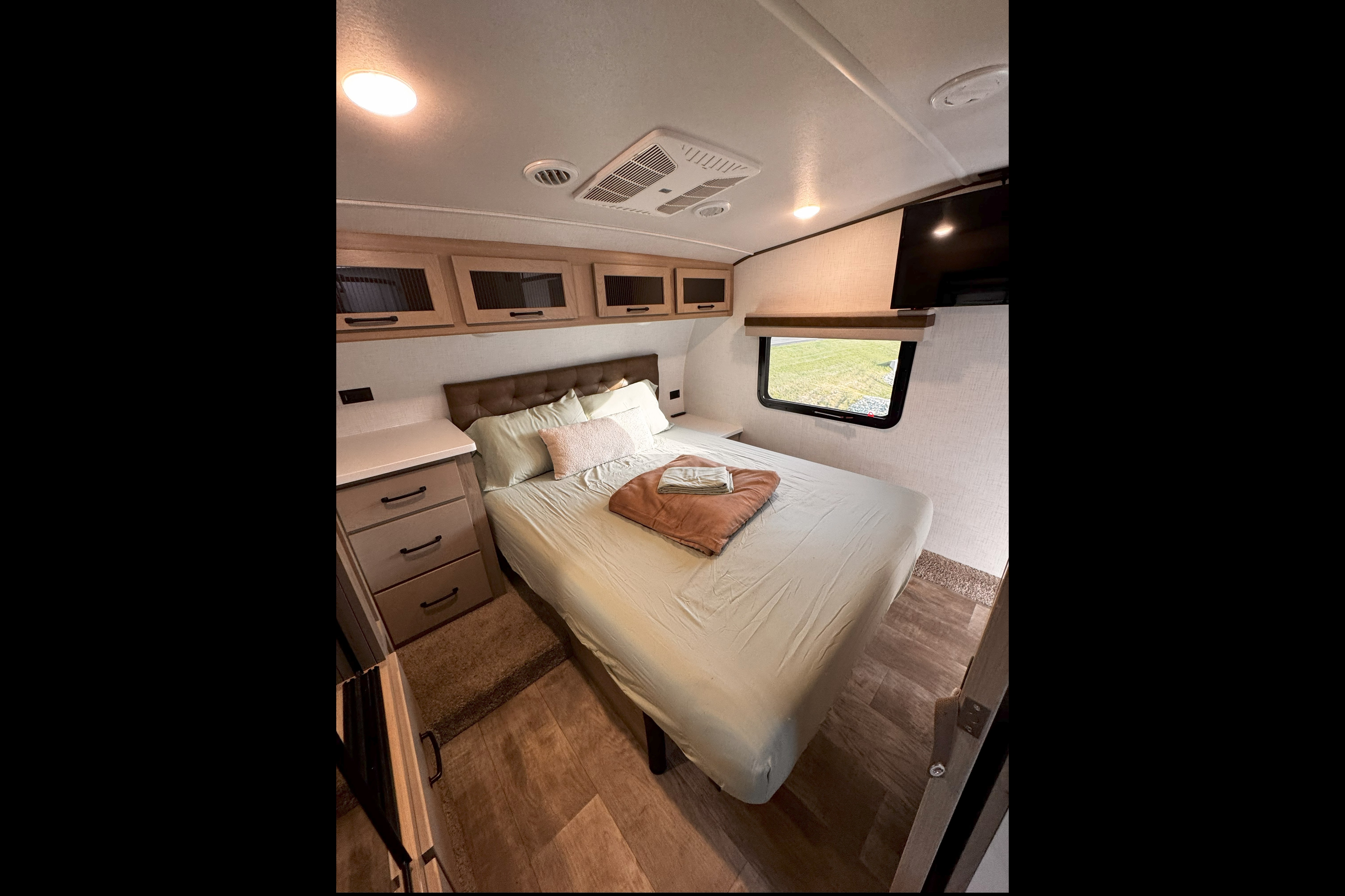 Rockwood Signature 374BH Fifth Wheel sleeps 10
