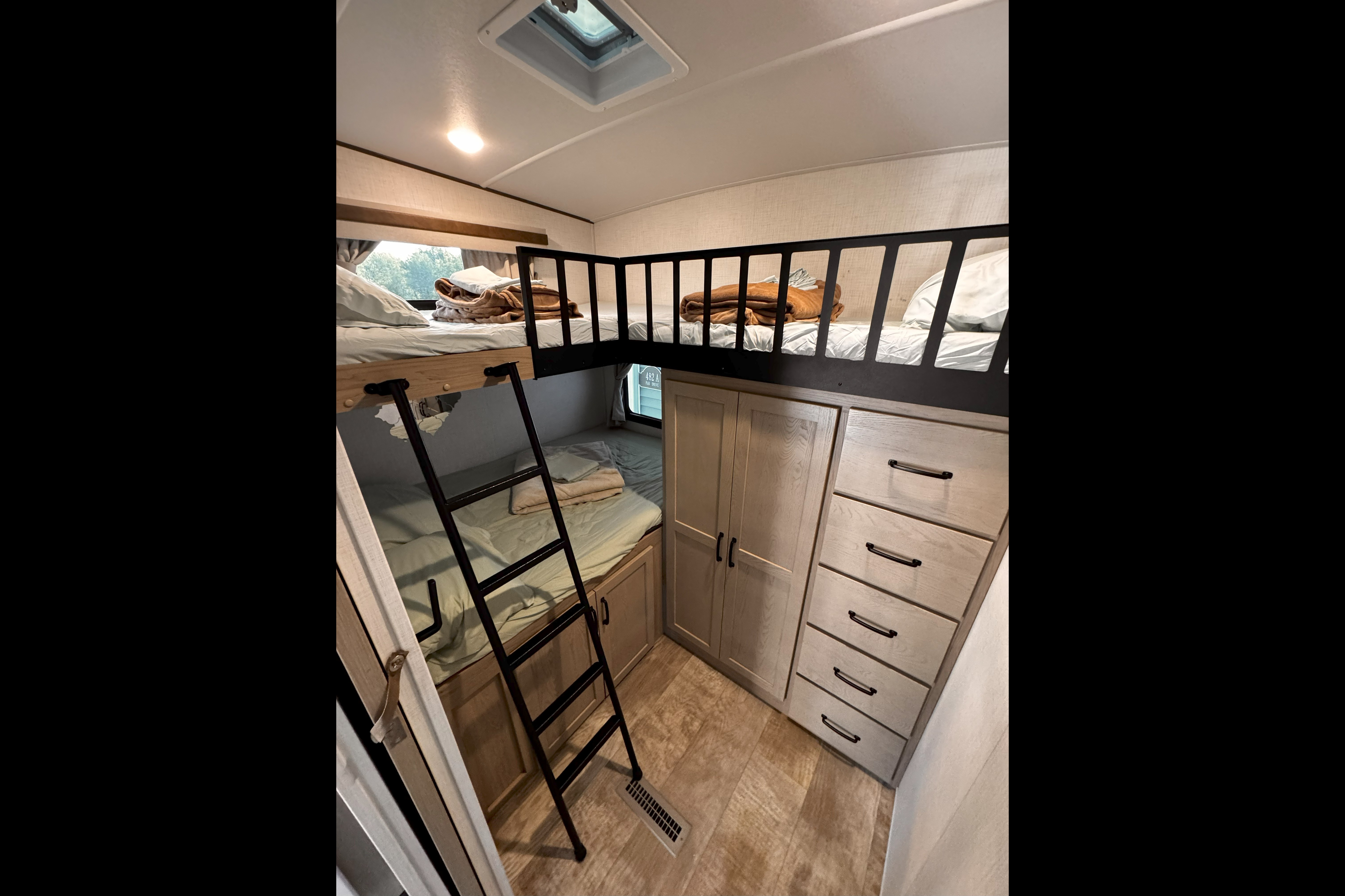 Rockwood Signature 374BH Fifth Wheel sleeps 10