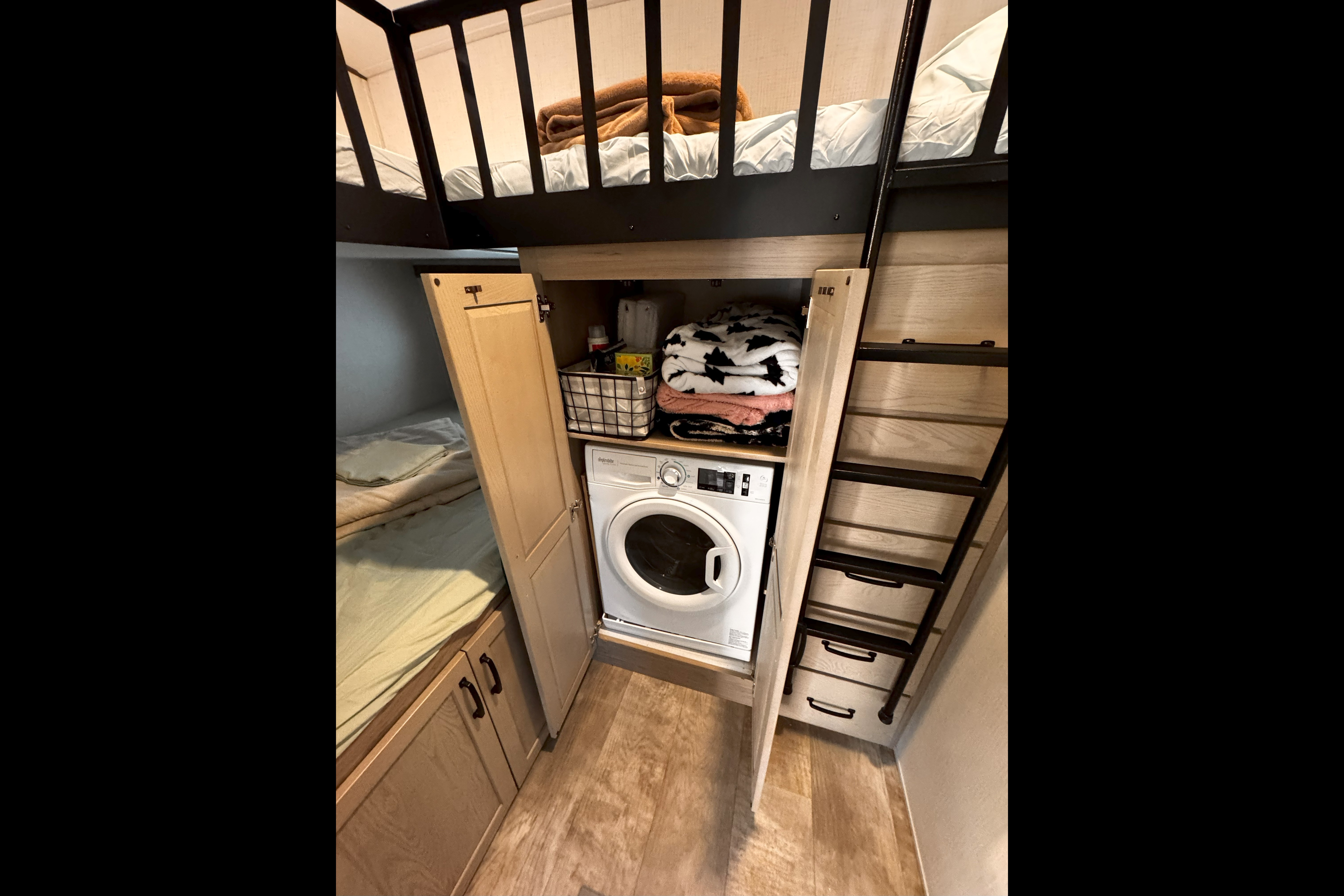 Rockwood Signature 374BH Fifth Wheel sleeps 10