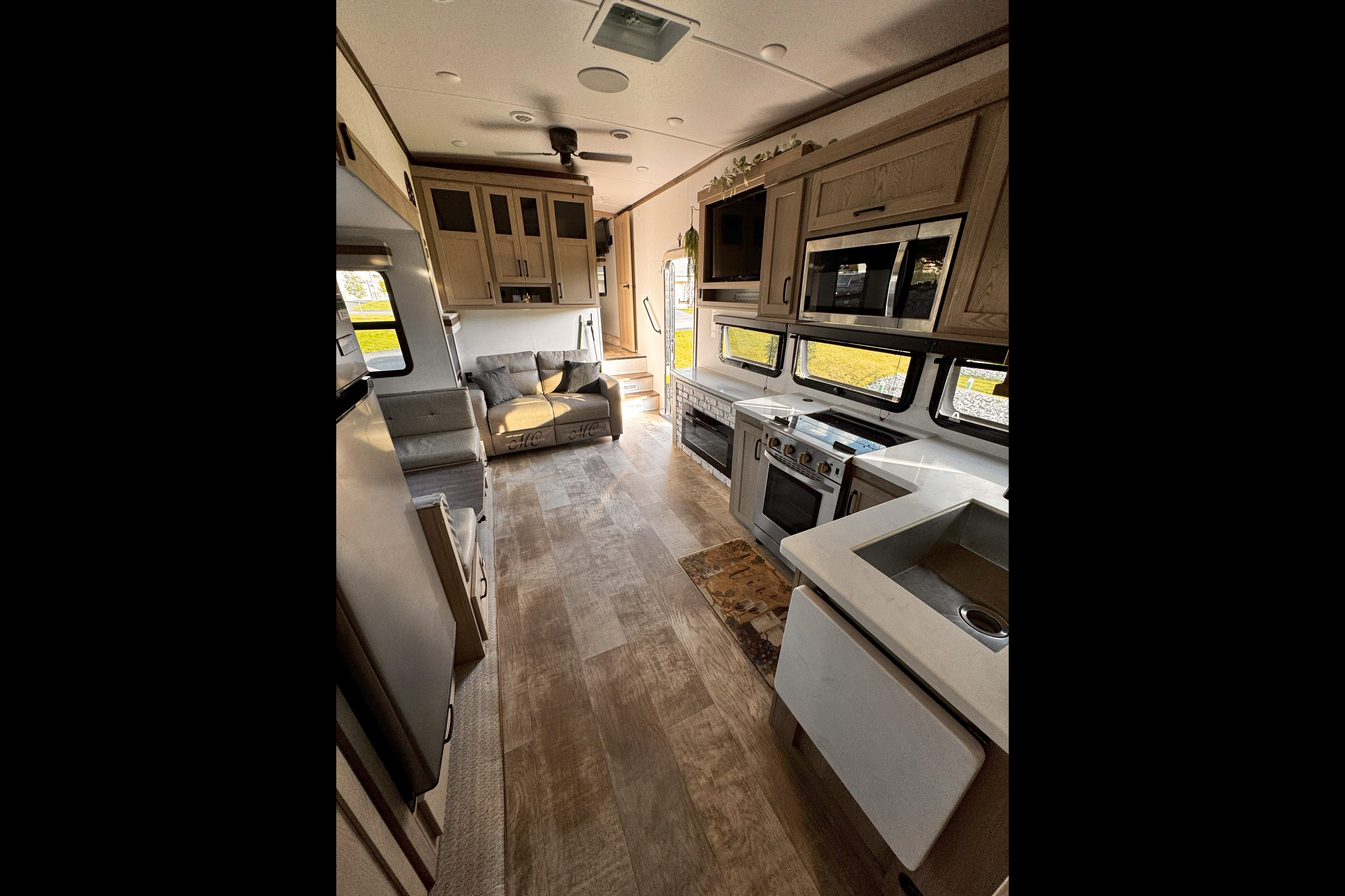 Rockwood Signature 374BH Fifth Wheel sleeps 10