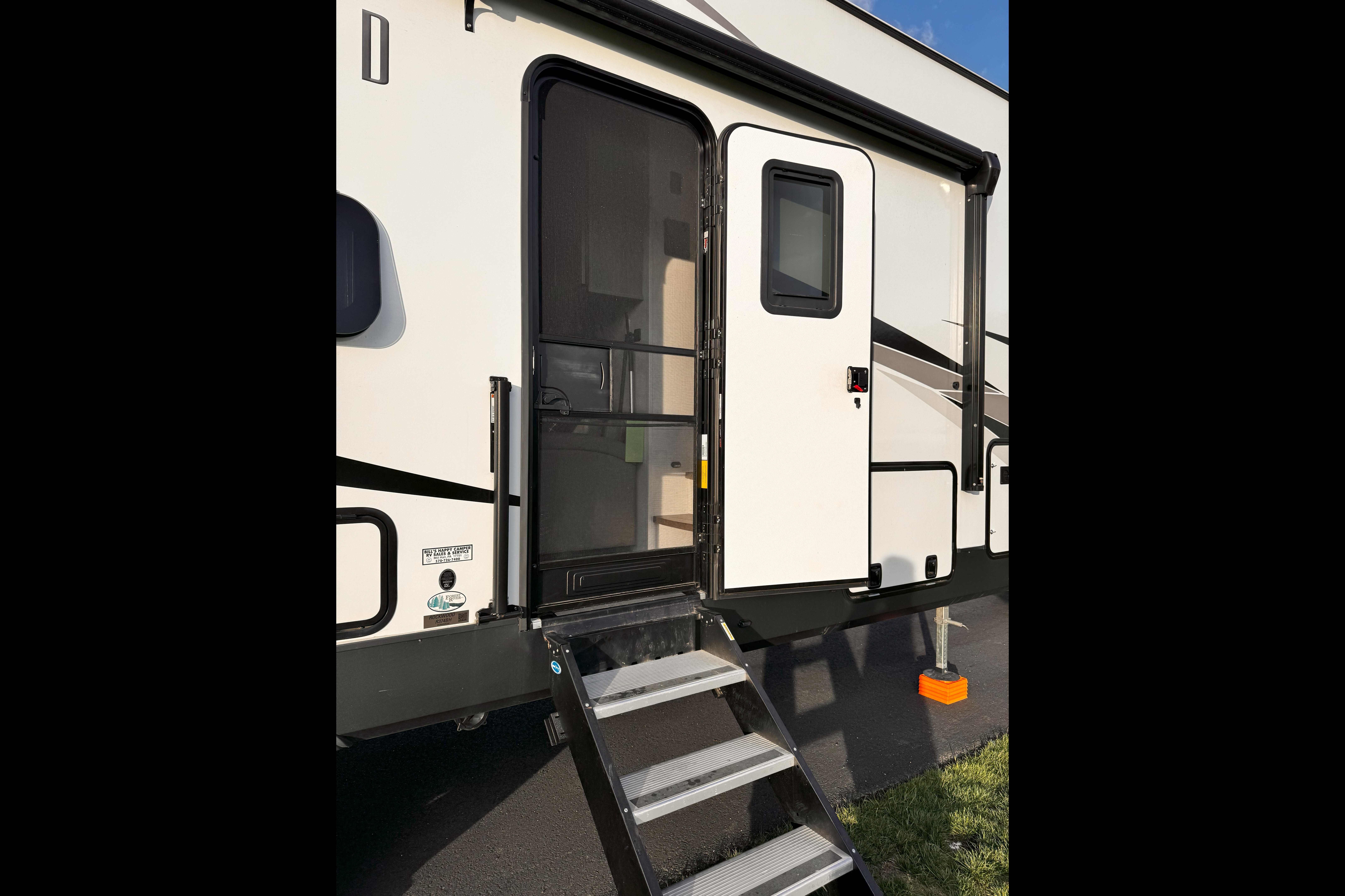 Rockwood Signature 374BH Fifth Wheel sleeps 10