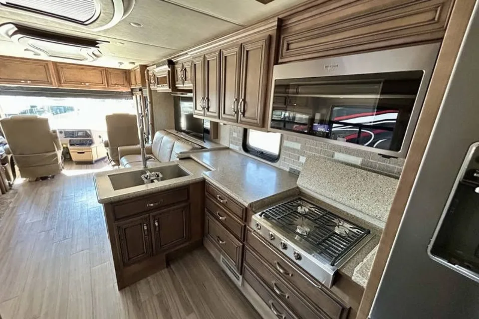 STEVEN's Newmar Kounty star 3717 Class A