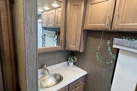 [42] Stress Free RVs - 2021 - Thor Motor Coach - Challenger 37DS