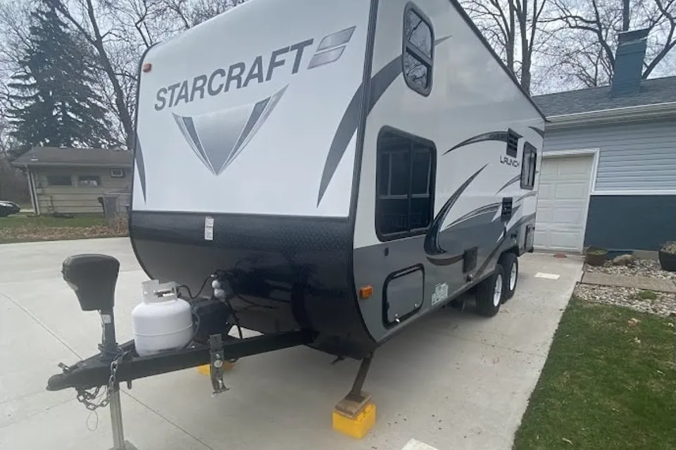 Starcraft Launch Outfitter 7 19BHS Travel Trailer