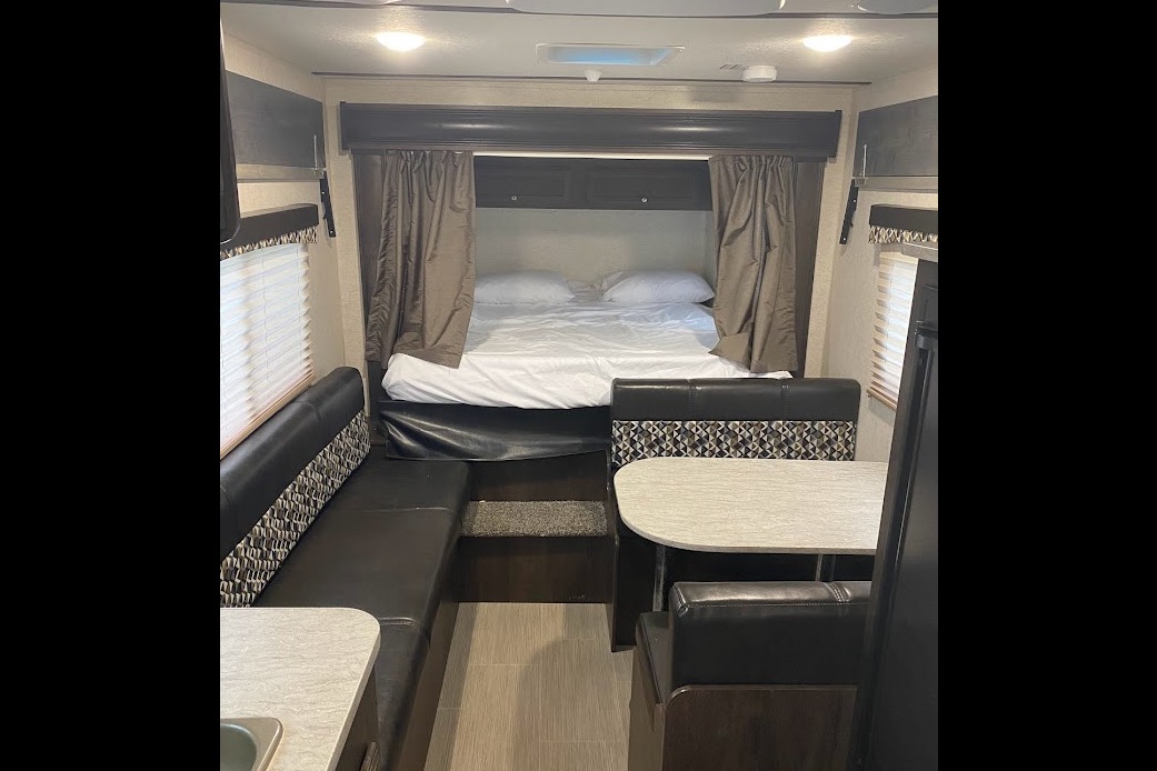 Starcraft Launch Outfitter 7 19BHS Travel Trailer