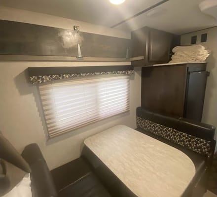 Starcraft Launch Outfitter 7 19BHS Travel Trailer
