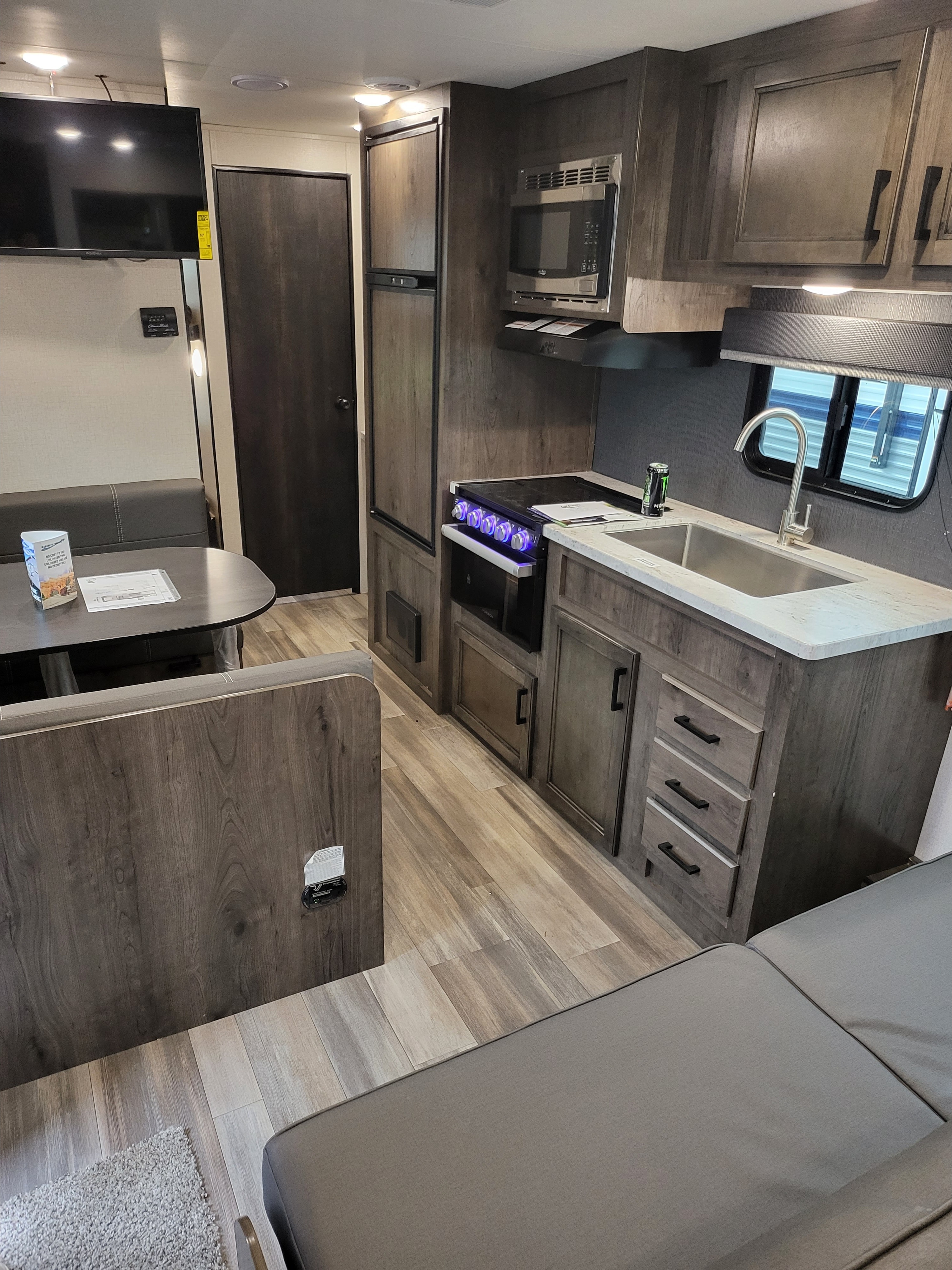 Starcraft 26BH Travel Trailer with perks!