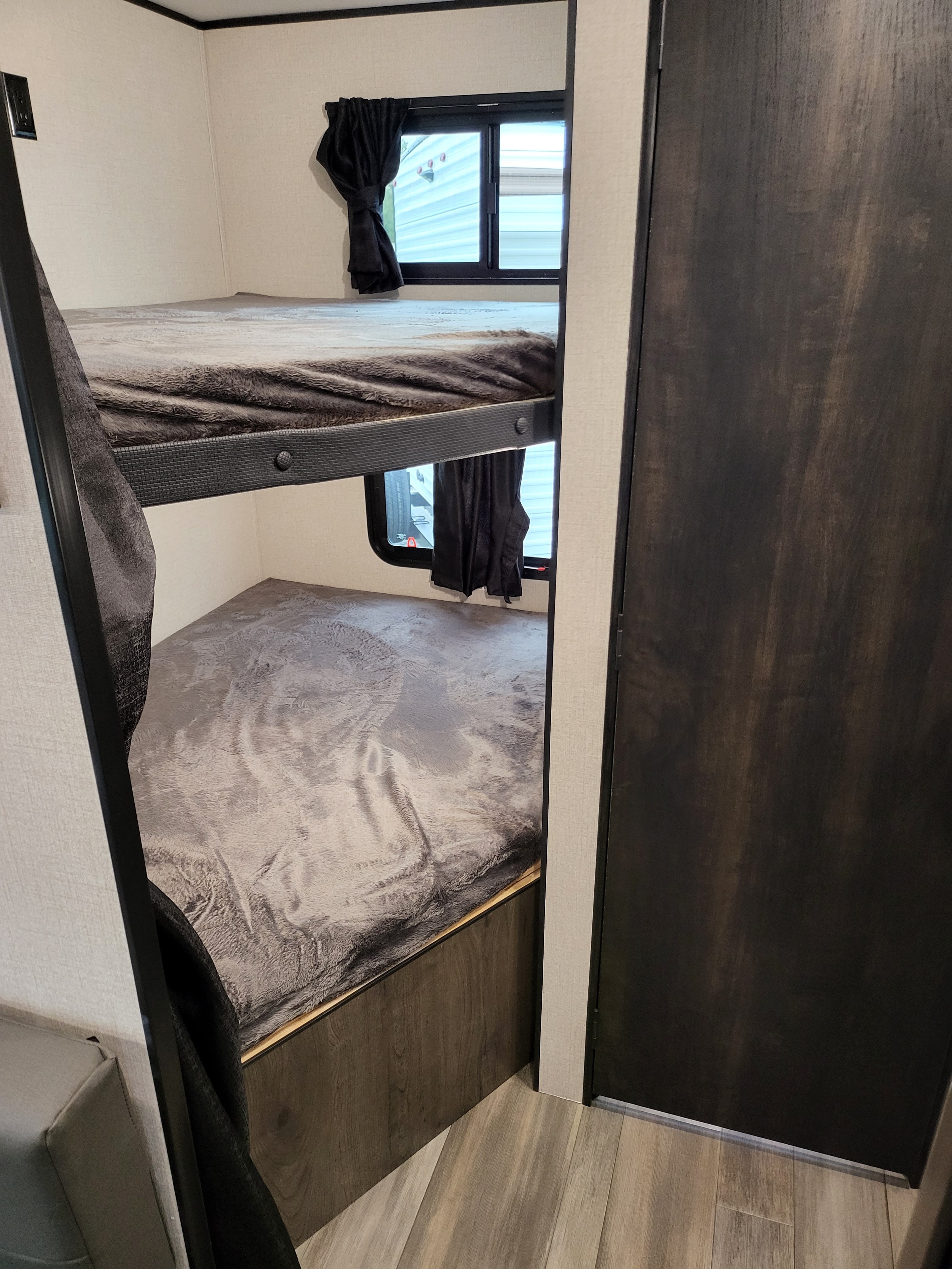 Starcraft 26BH Travel Trailer with perks!