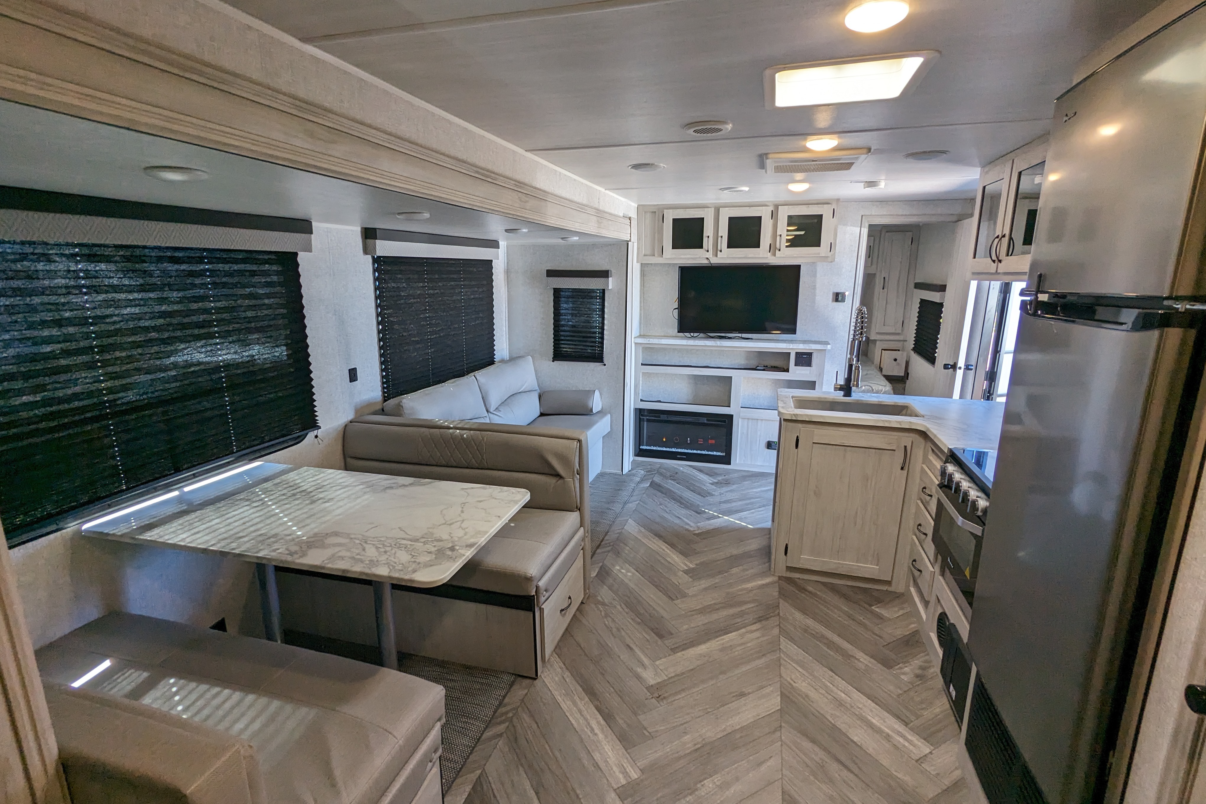 [13] Stress Free RVs - 2022 XL - Della Terra - Bunkhouse