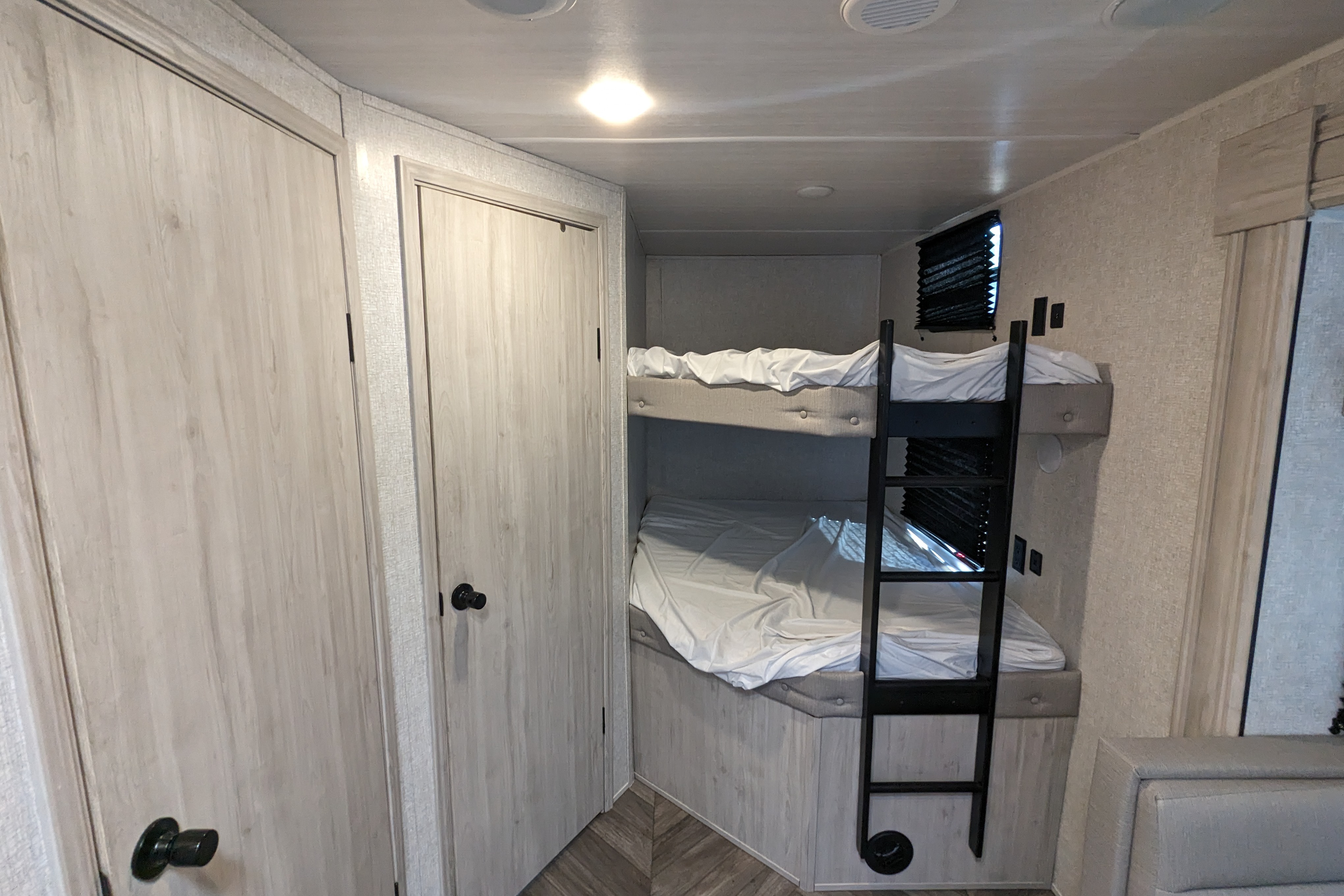 [13] Stress Free RVs - 2022 XL - Della Terra - Bunkhouse