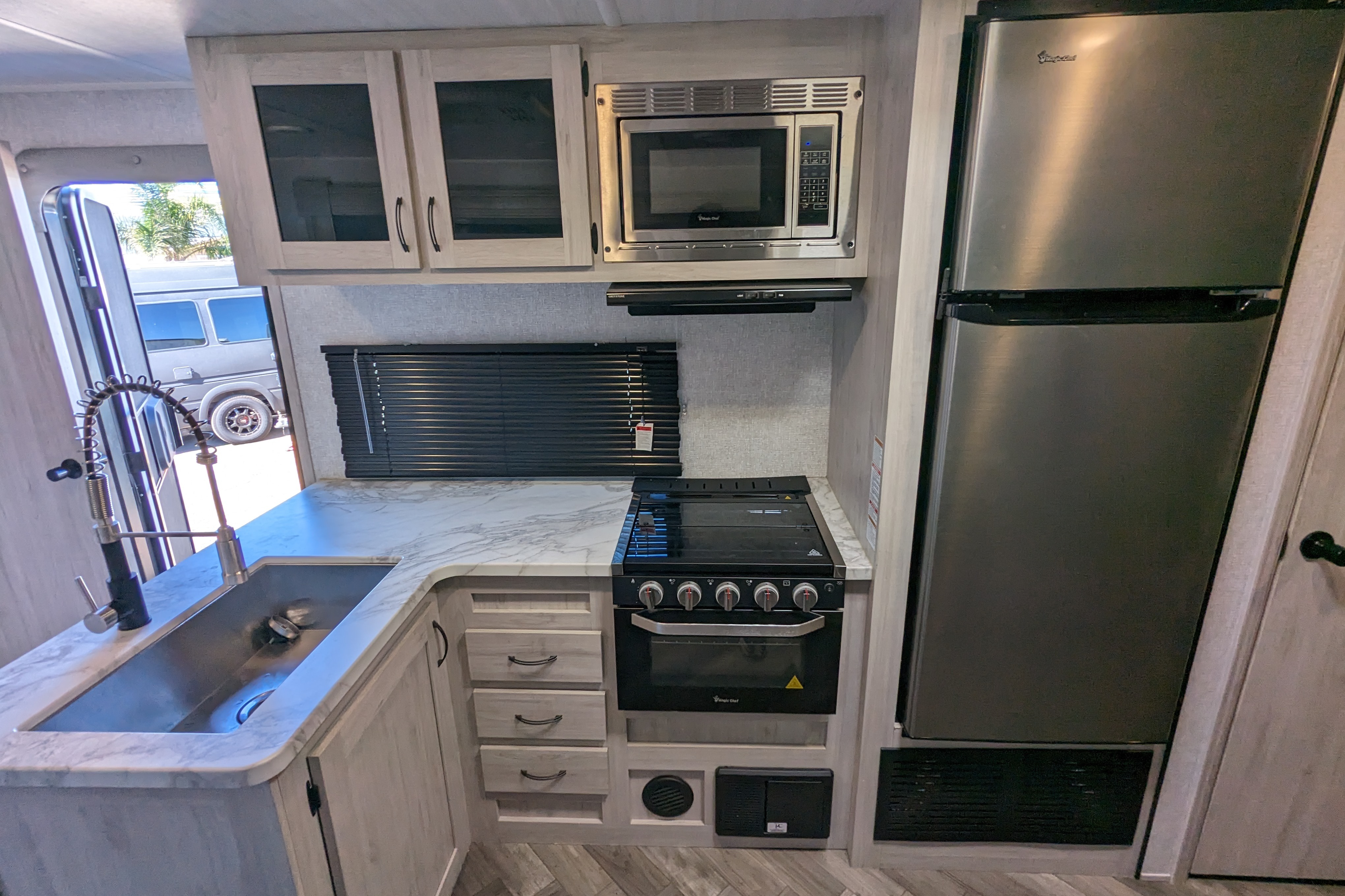 [13] Stress Free RVs - 2022 XL - Della Terra - Bunkhouse