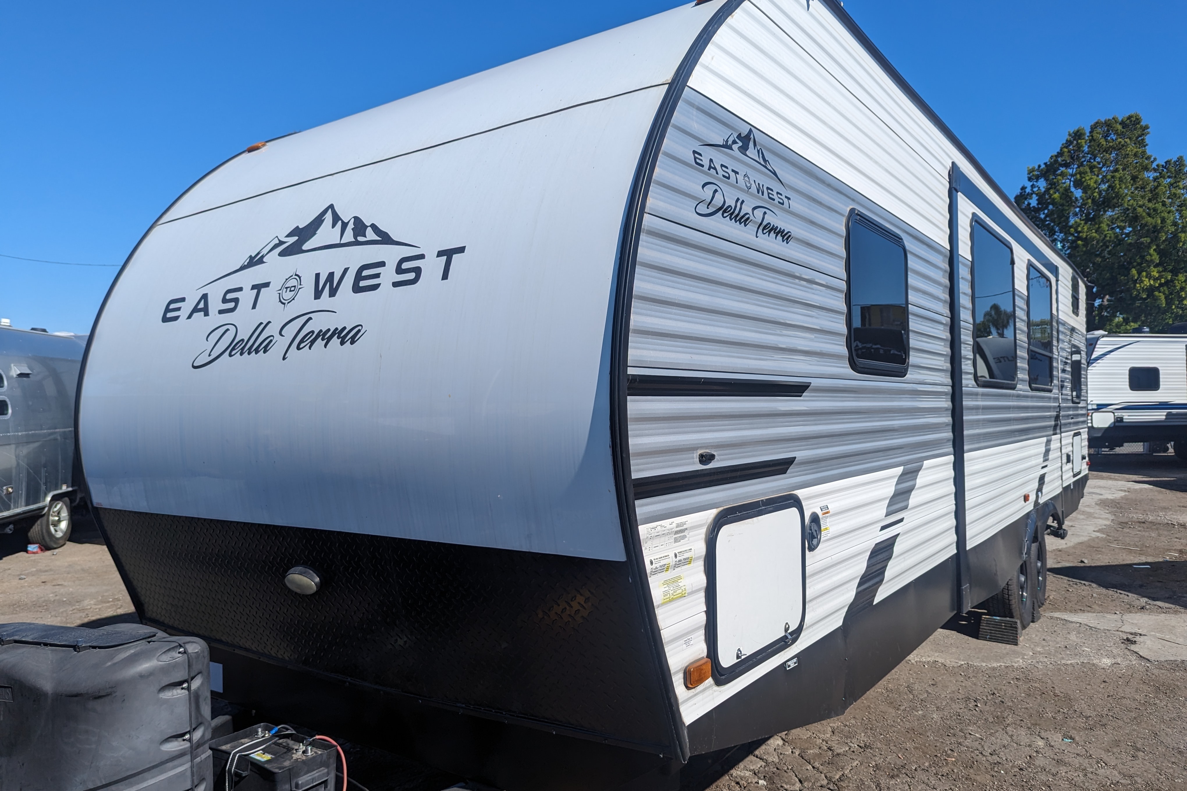 [13] Stress Free RVs - 2022 XL - Della Terra - Bunkhouse