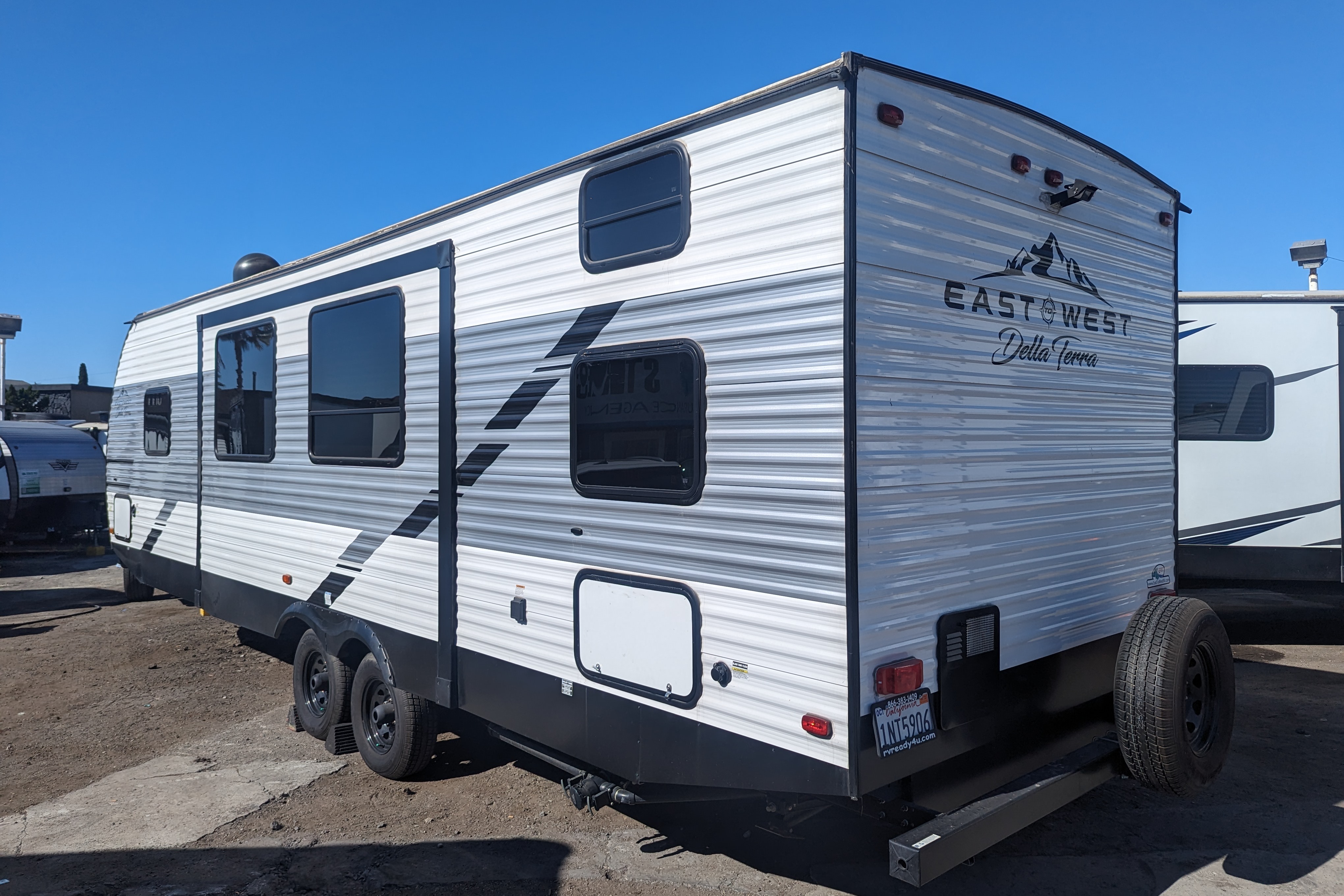 [13] Stress Free RVs - 2022 XL - Della Terra - Bunkhouse