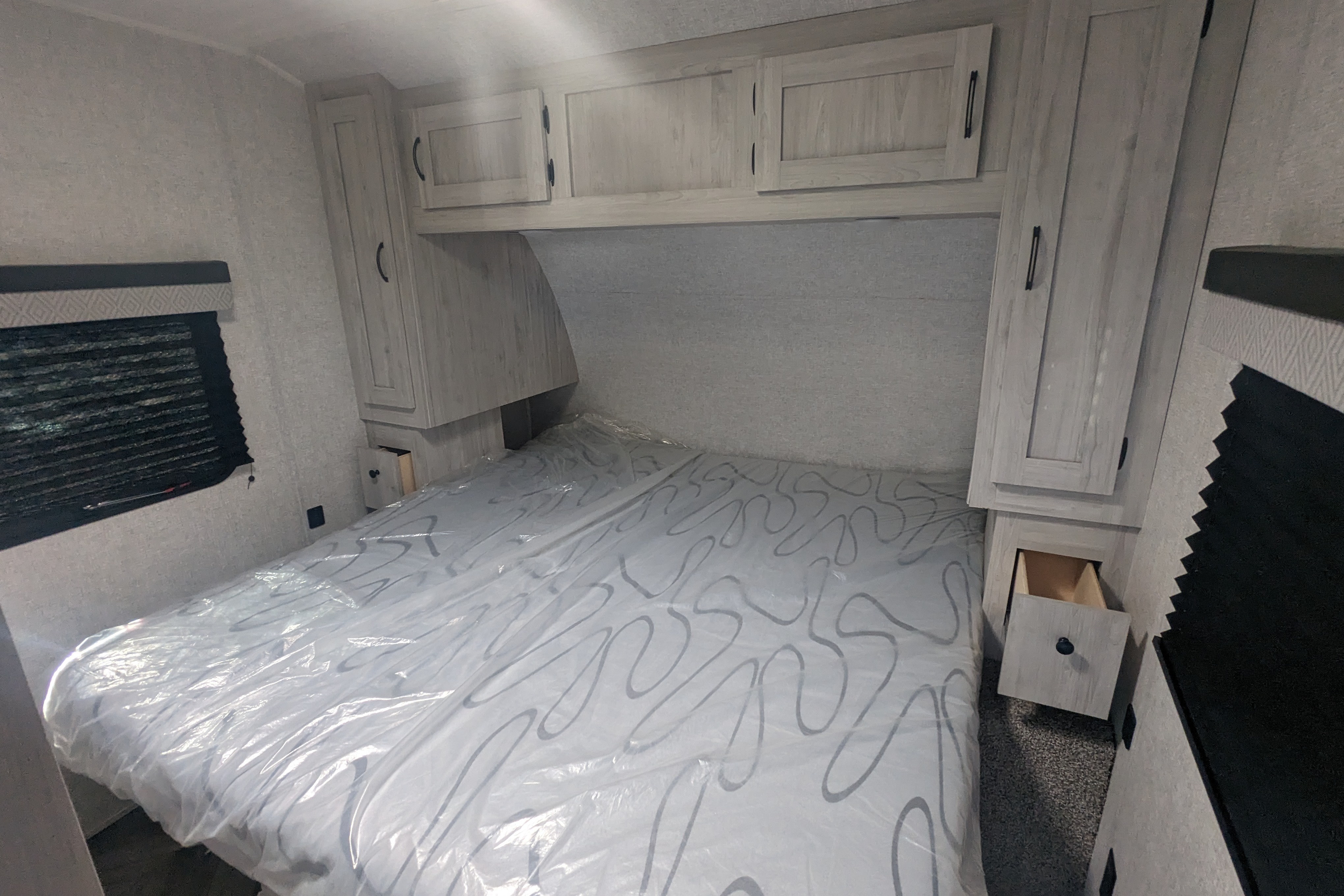 [13] Stress Free RVs - 2022 XL - Della Terra - Bunkhouse