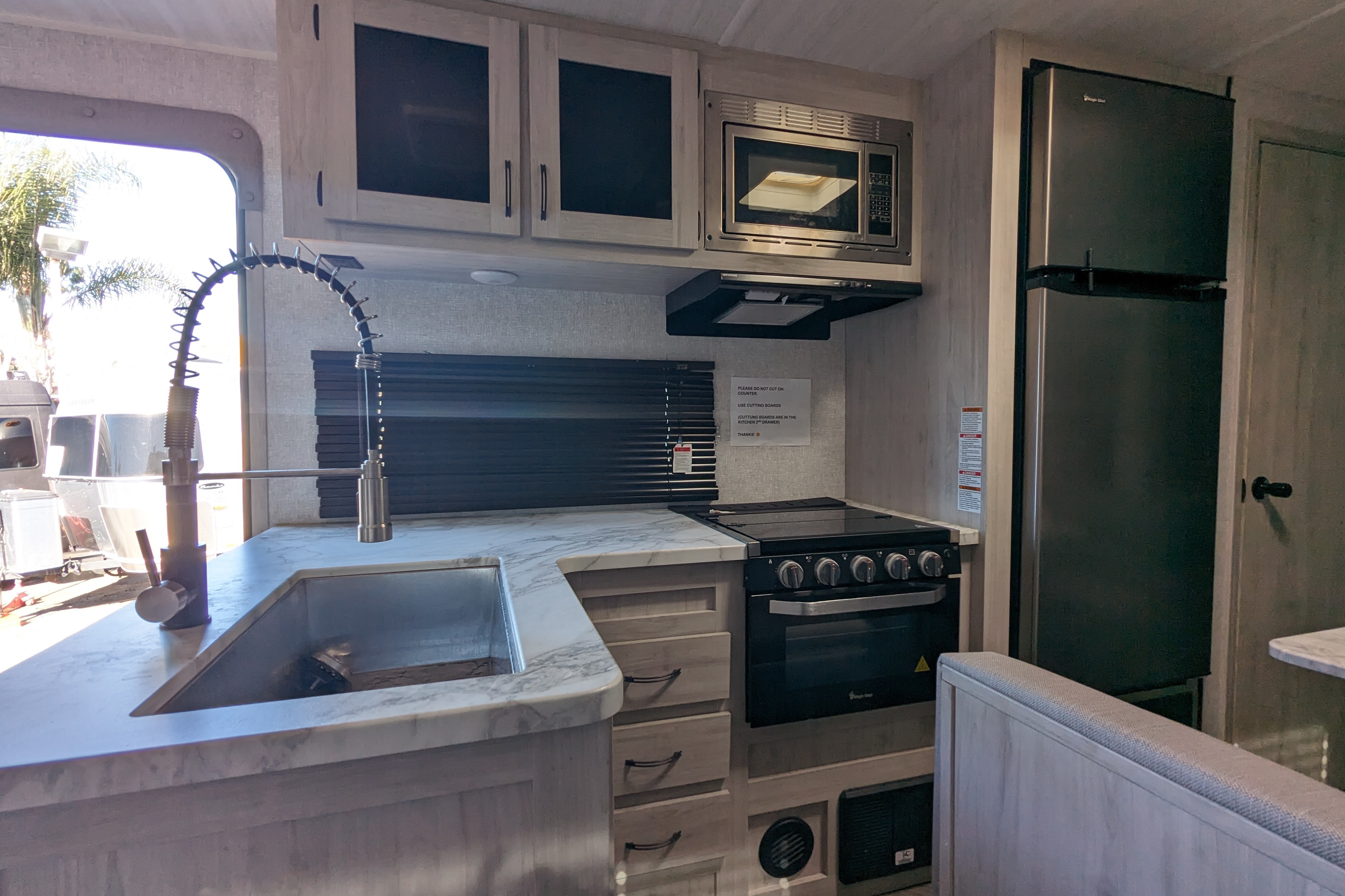[13] Stress Free RVs - 2022 XL - Della Terra - Bunkhouse