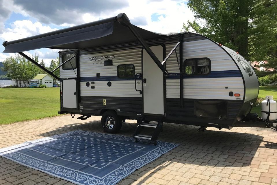 Hideaway Rv rentals Fur baby friendly Wolf pup 17JG
