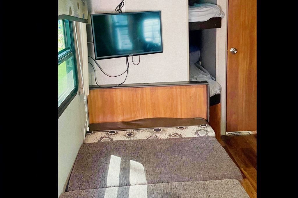 Thomas 's Keystone Summerland Travel Trailer