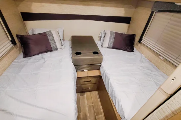 2022 Thor Chateau 25V Sleeps 7