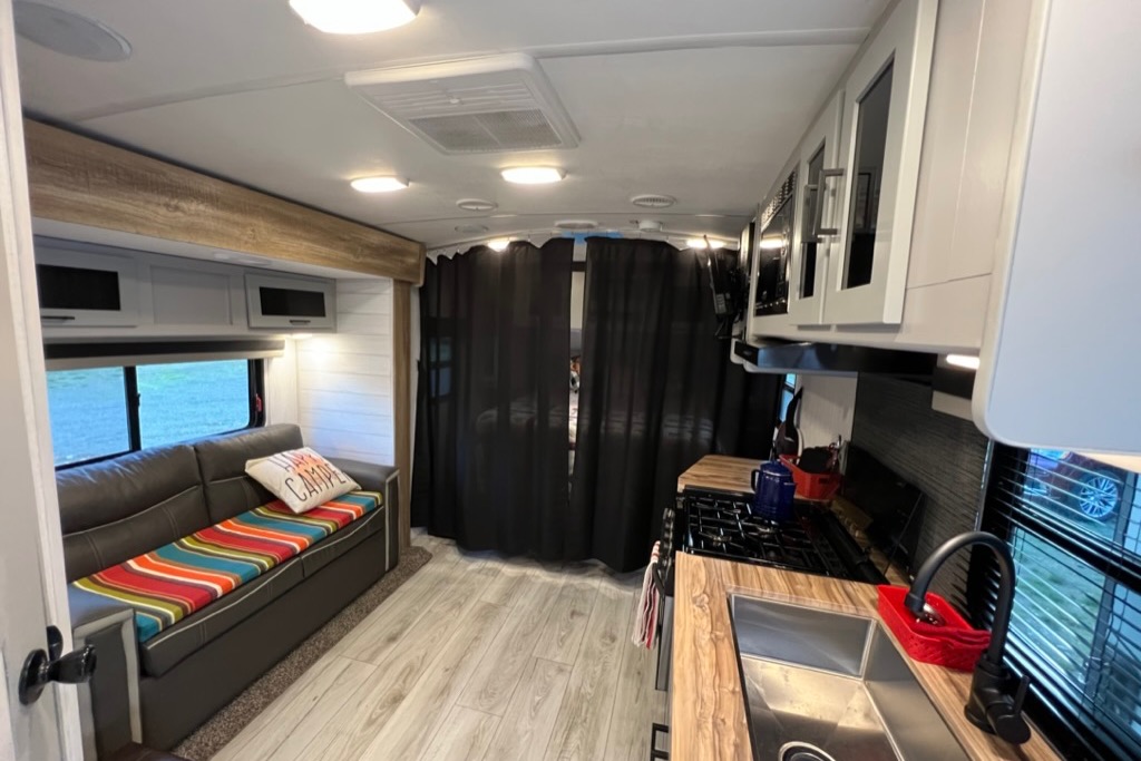 Couple's Getaway - North Trail 21RBSS - DELIVERY ONLY