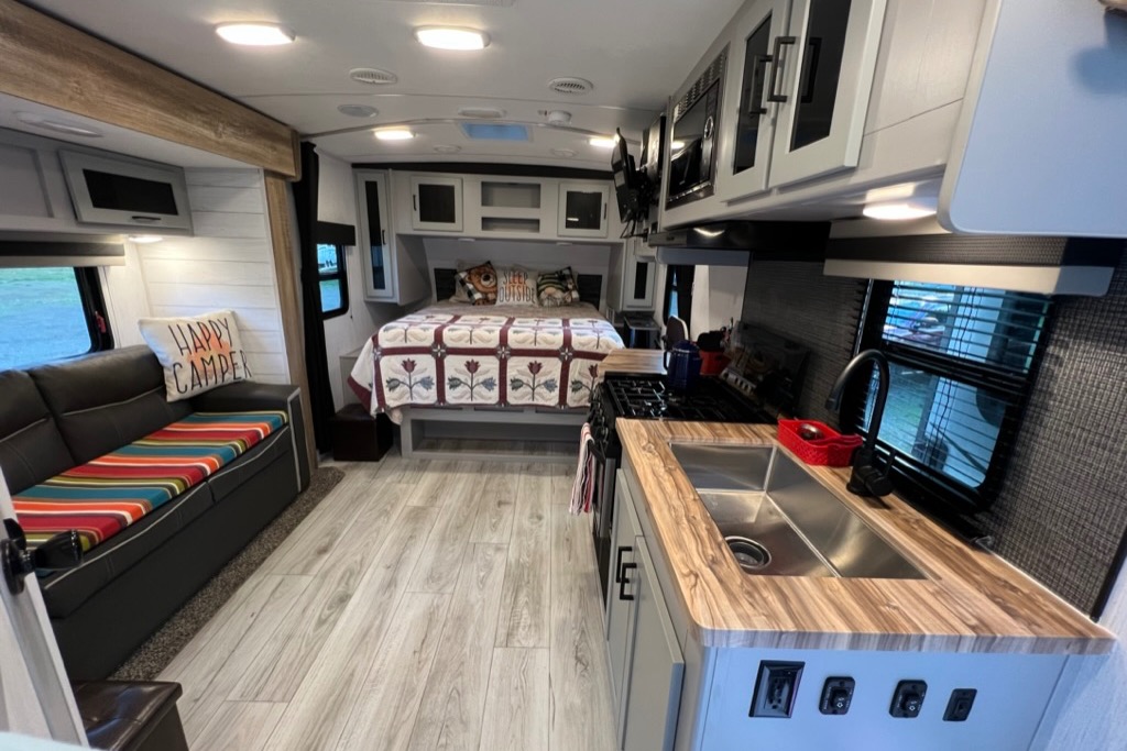 Couple's Getaway - North Trail 21RBSS - DELIVERY ONLY