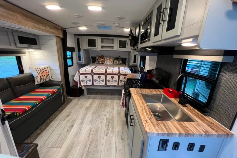 Couple's Getaway - North Trail 21RBSS - DELIVERY ONLY