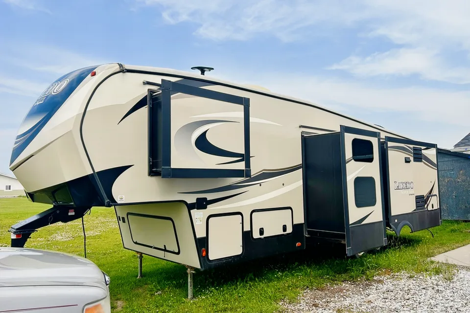 Alyssa's Keystone Laredo Fifth Wheel Side Bunkhouse