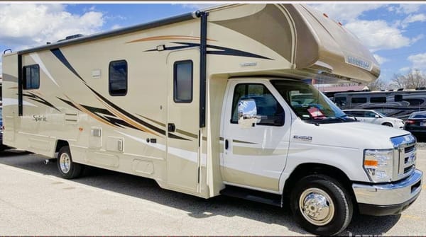 2018 Winnebago Spirit 26A ClassC 3-Slide-out Toilet Bath Separation