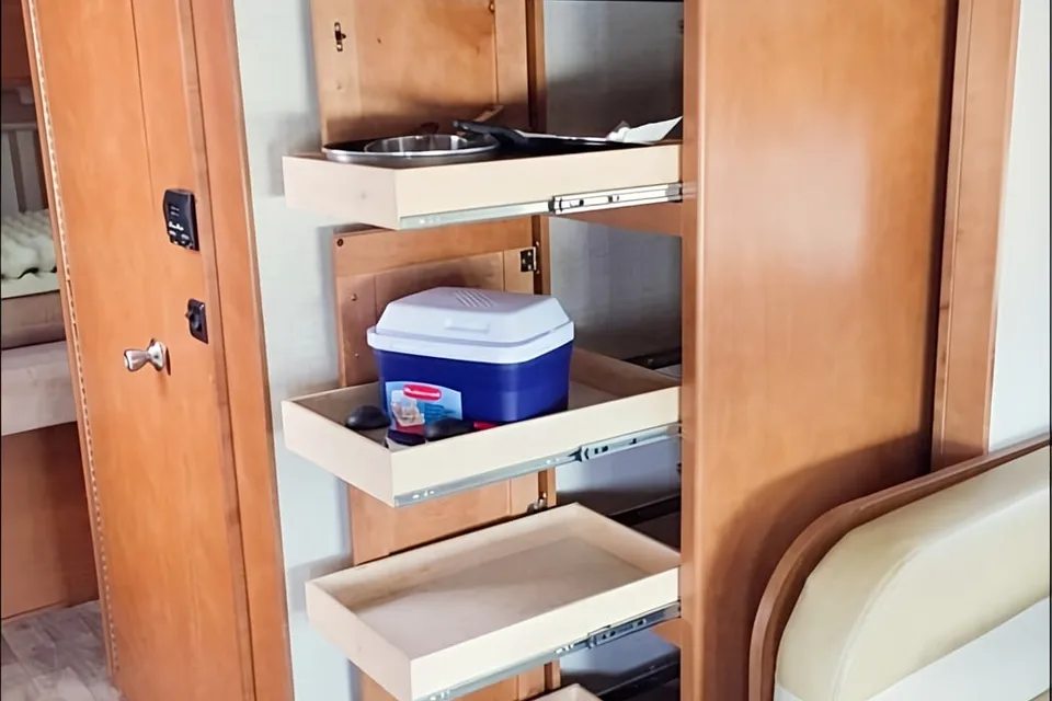 2018 Winnebago Spirit 26A ClassC 3-Slide-out Toilet Bath Separation
