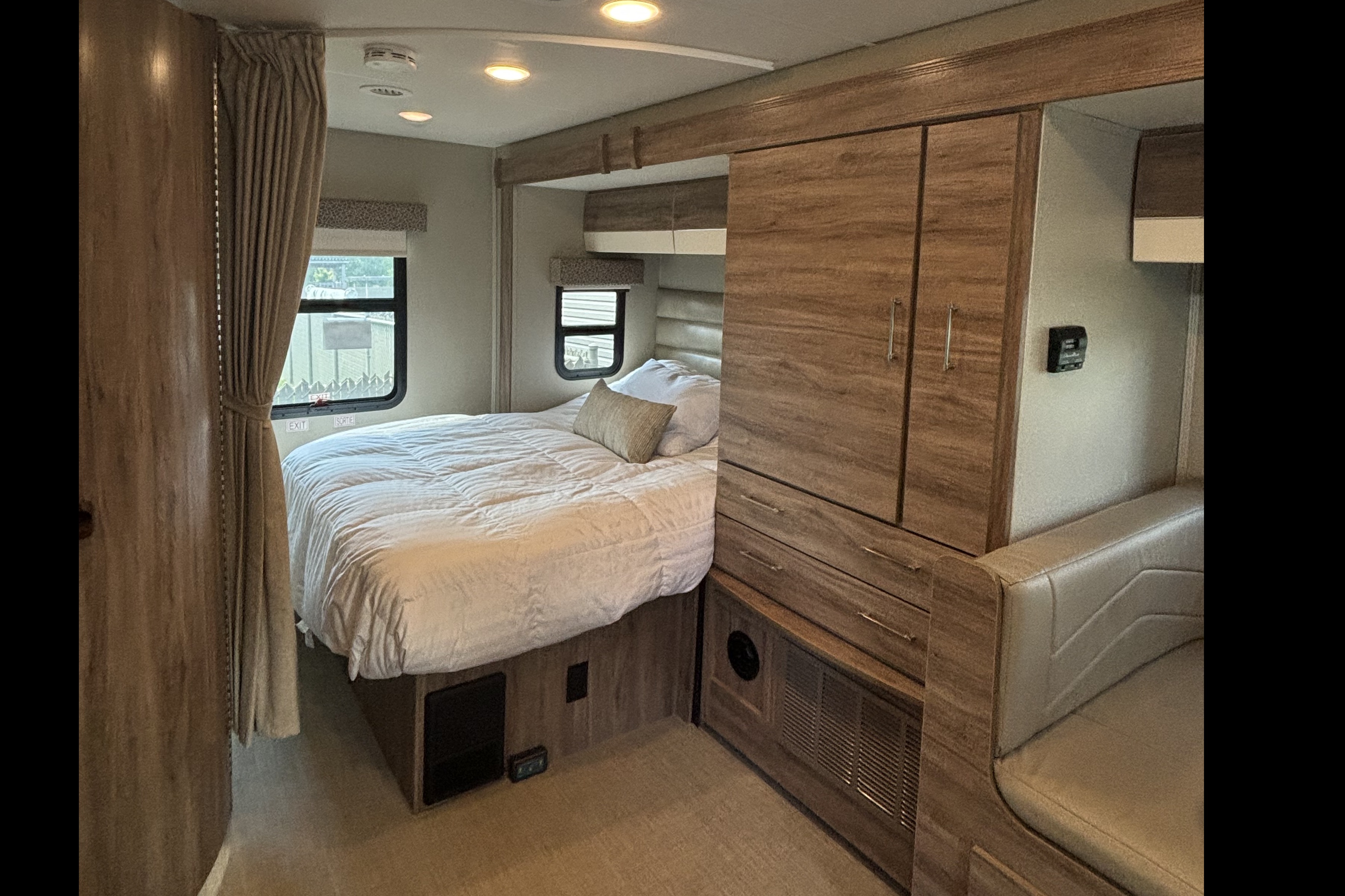 L’aventurier Mercedes-Benz Jayco Melbourne prestige Classe C