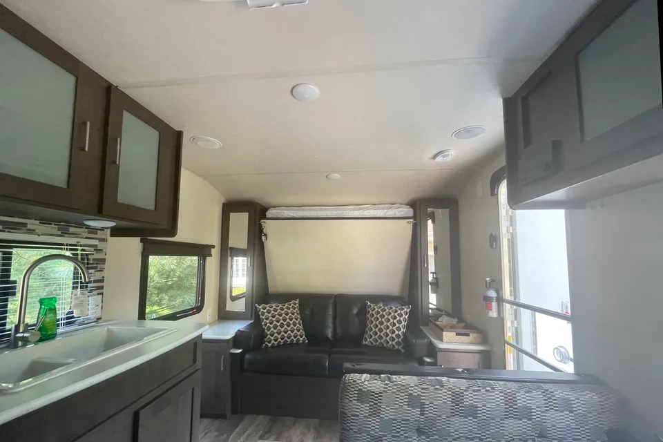 Family RV Rental | Sleeps 5 | Delivery Available | Easy Setup | Bunks + Queen Bed