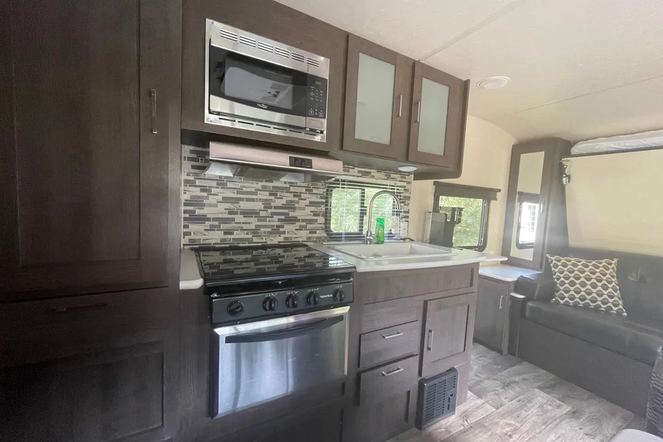 Family RV Rental | Sleeps 5 | Delivery Available | Easy Setup | Bunks + Queen Bed