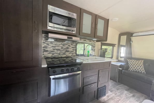Family RV Rental | Sleeps 5 | Delivery Available | Easy Setup | Bunks + Queen Bed