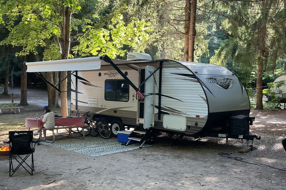 Family RV Rental | Sleeps 5 | Delivery Available | Easy Setup | Bunks + Queen Bed