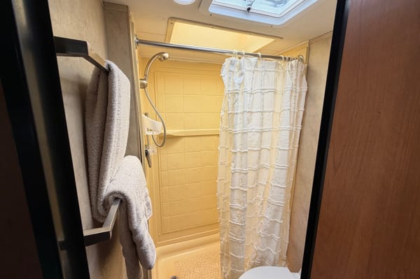 Desert Cruiser - Easy to Drive (Sleeps 5)