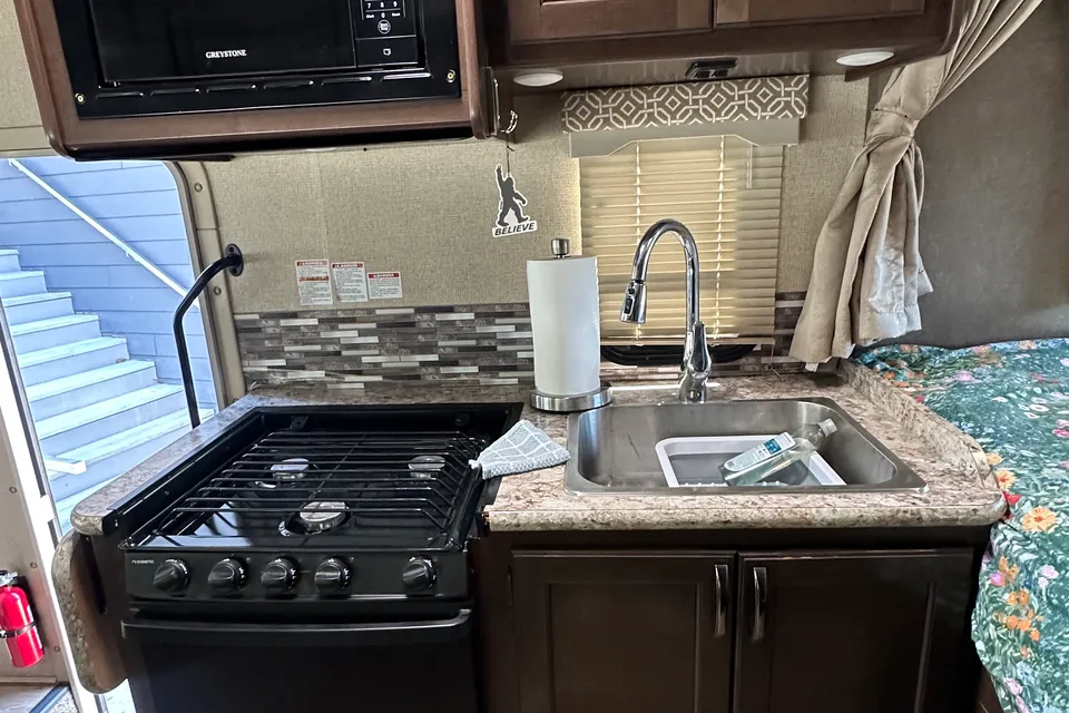 Alaska Adventure Thor Motor Coach 23H Class C