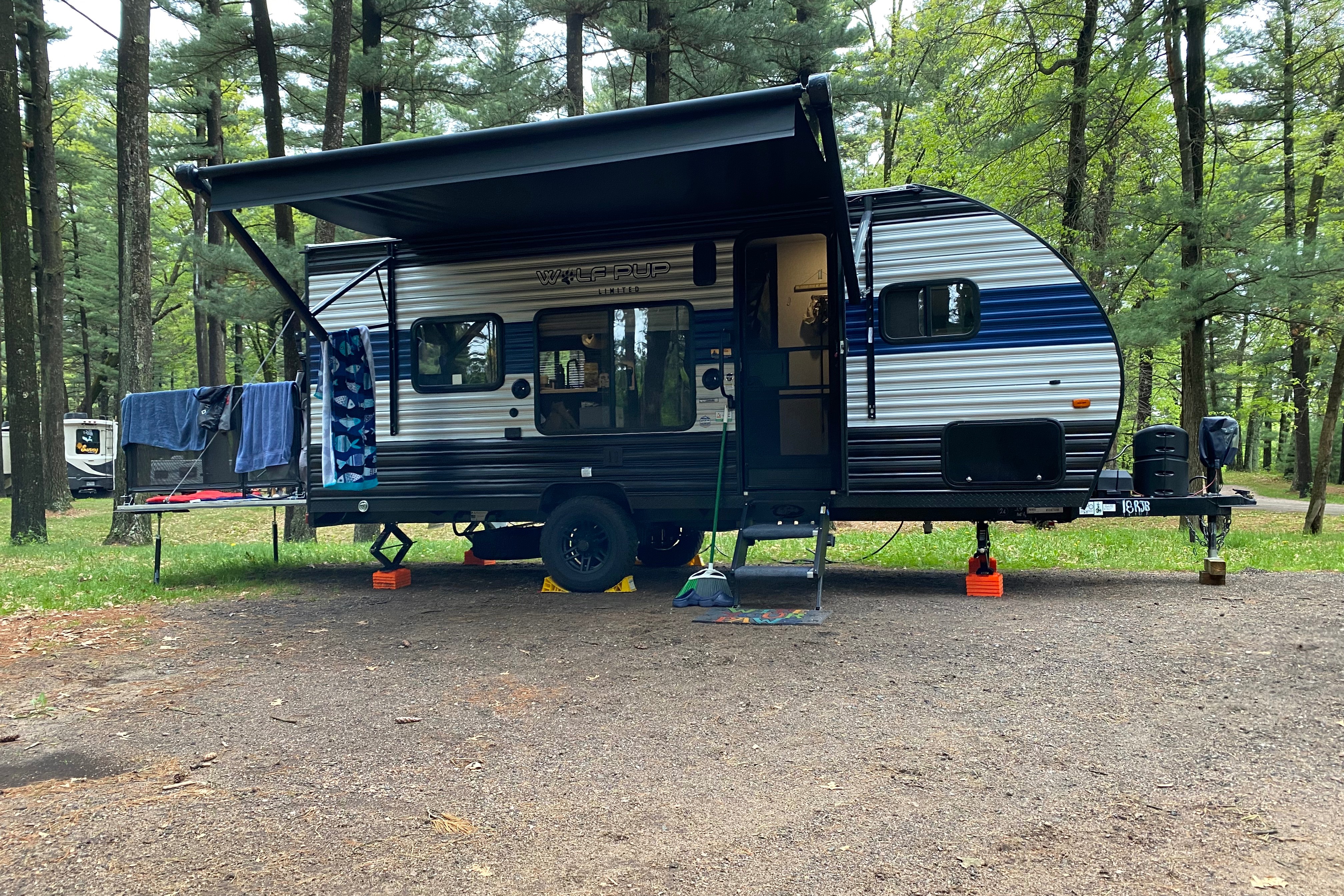 Shilhon Acre'ss Forest River Wolf Pup 18 RJB Toy Hauler