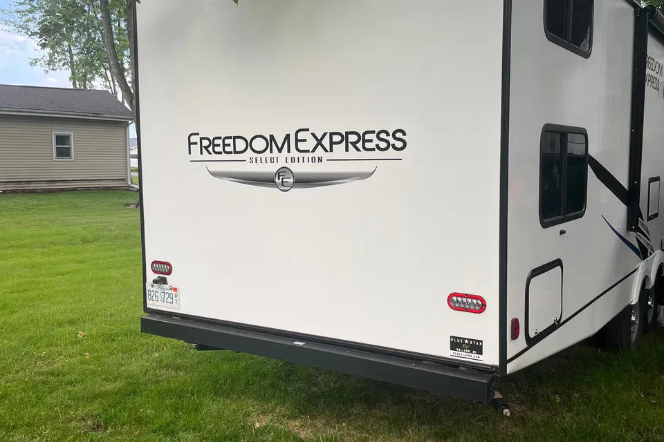 2022 Freedom Express 29SE TT Sleeps up to 10!