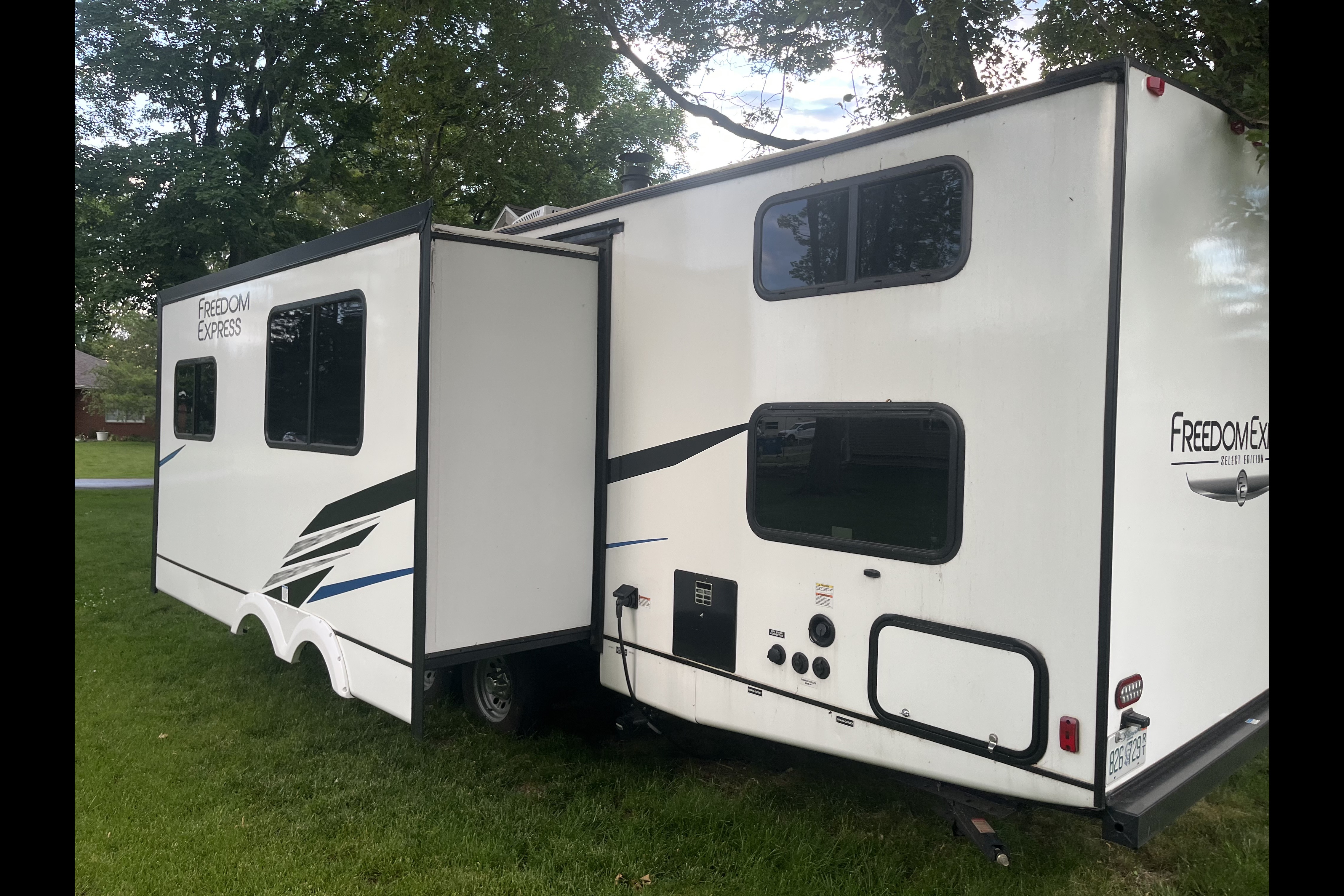 2022 Freedom Express 29SE TT Sleeps up to 10!
