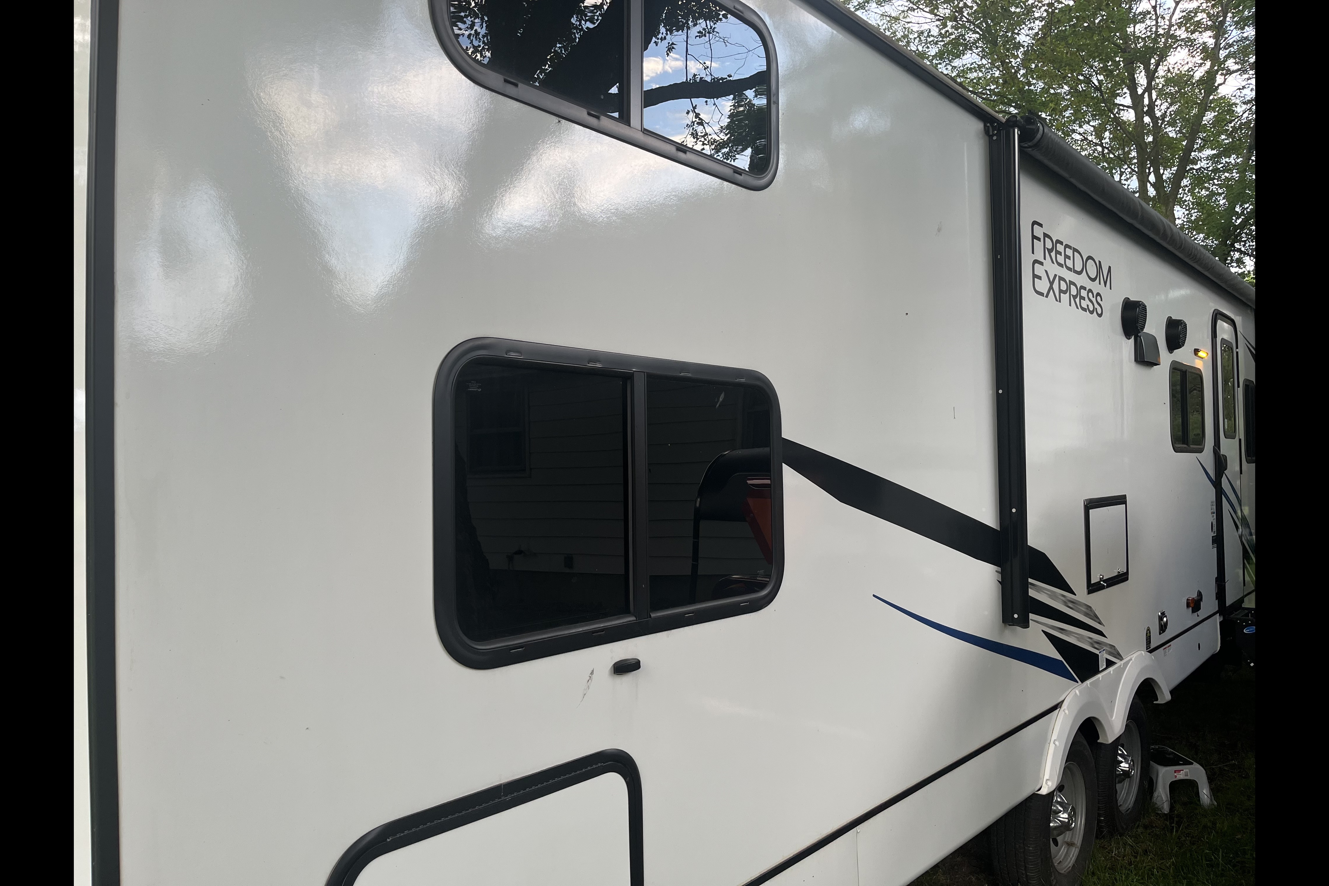 2022 Freedom Express 29SE TT Sleeps up to 10!