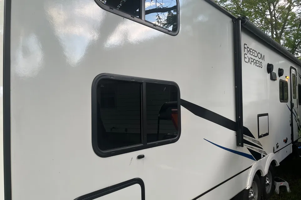 2022 Freedom Express 29SE TT Sleeps up to 10!