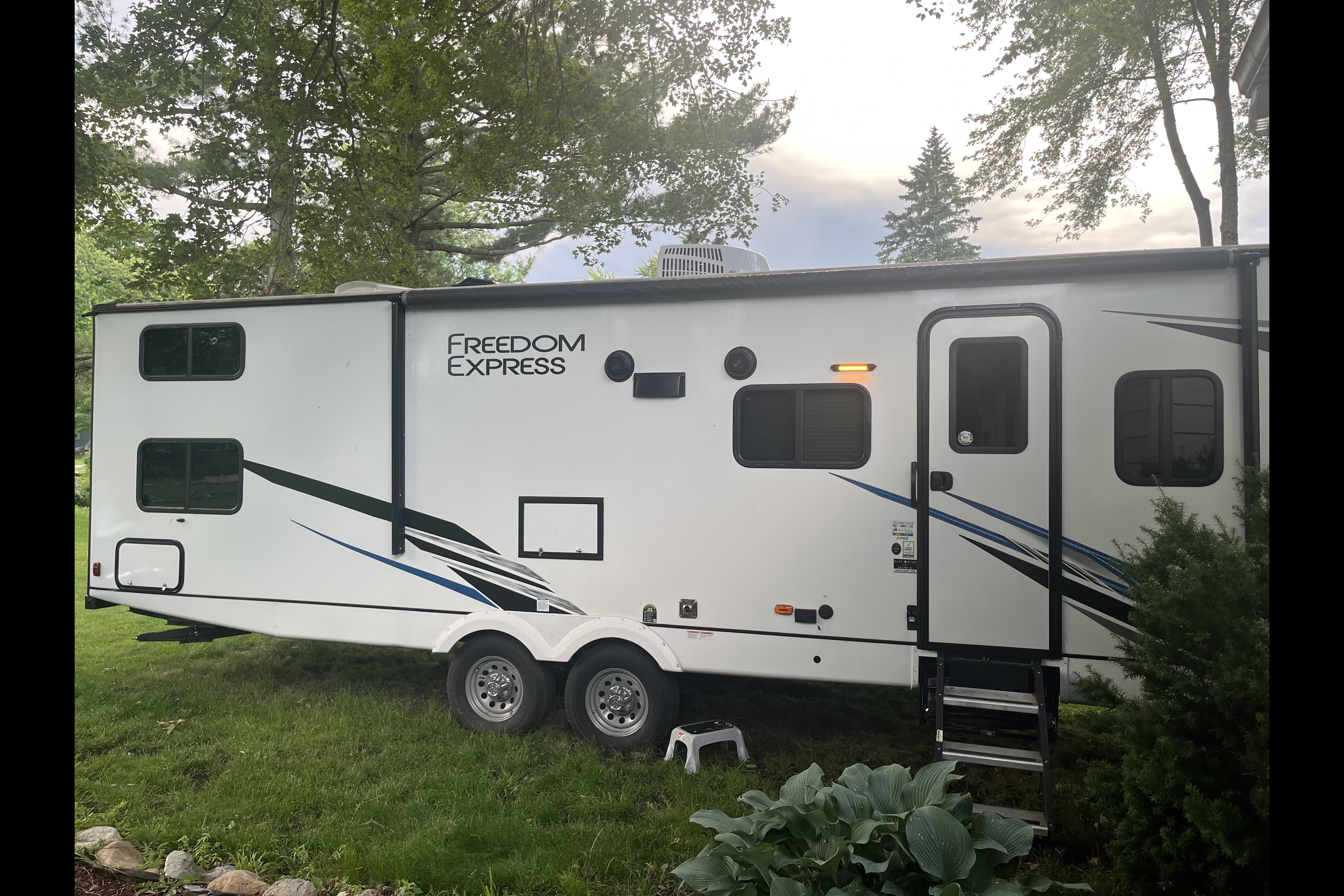 2022 Freedom Express 29SE TT Sleeps up to 10!