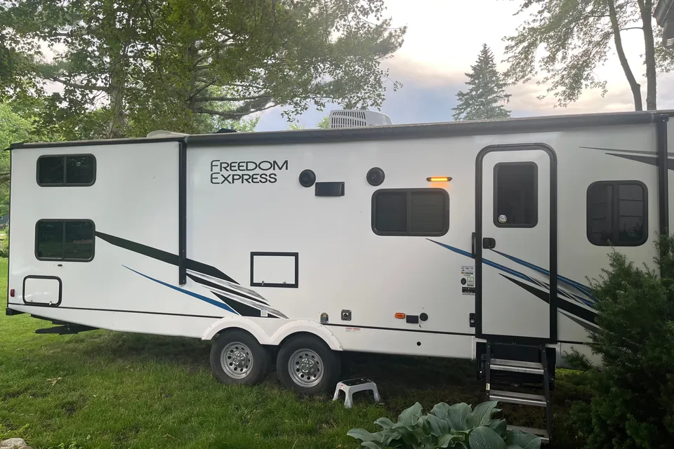 2022 Freedom Express 29SE TT Sleeps up to 10!