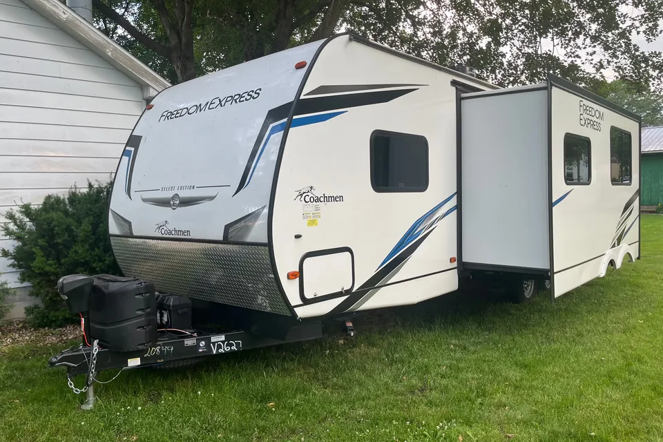 2022 Freedom Express 29SE TT Sleeps up to 10!