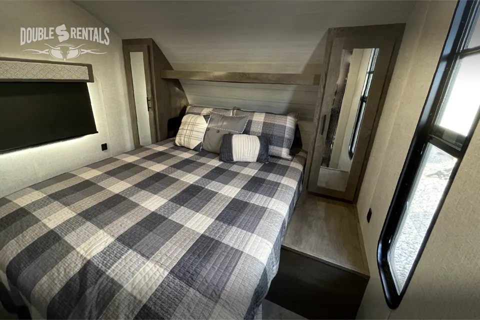 WILDWOOD X-LITE Bunkhouse w/ Keyless Entry, Private Master & Elec Fireplace