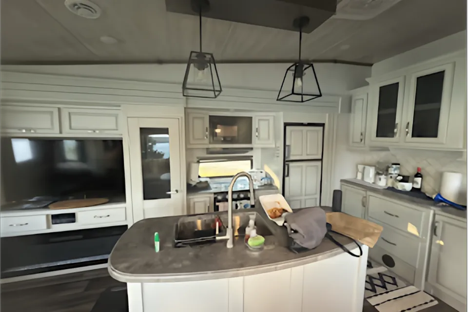 Waterfront RV Cottage WITH DOCK on Gorgeous Lac La Hache