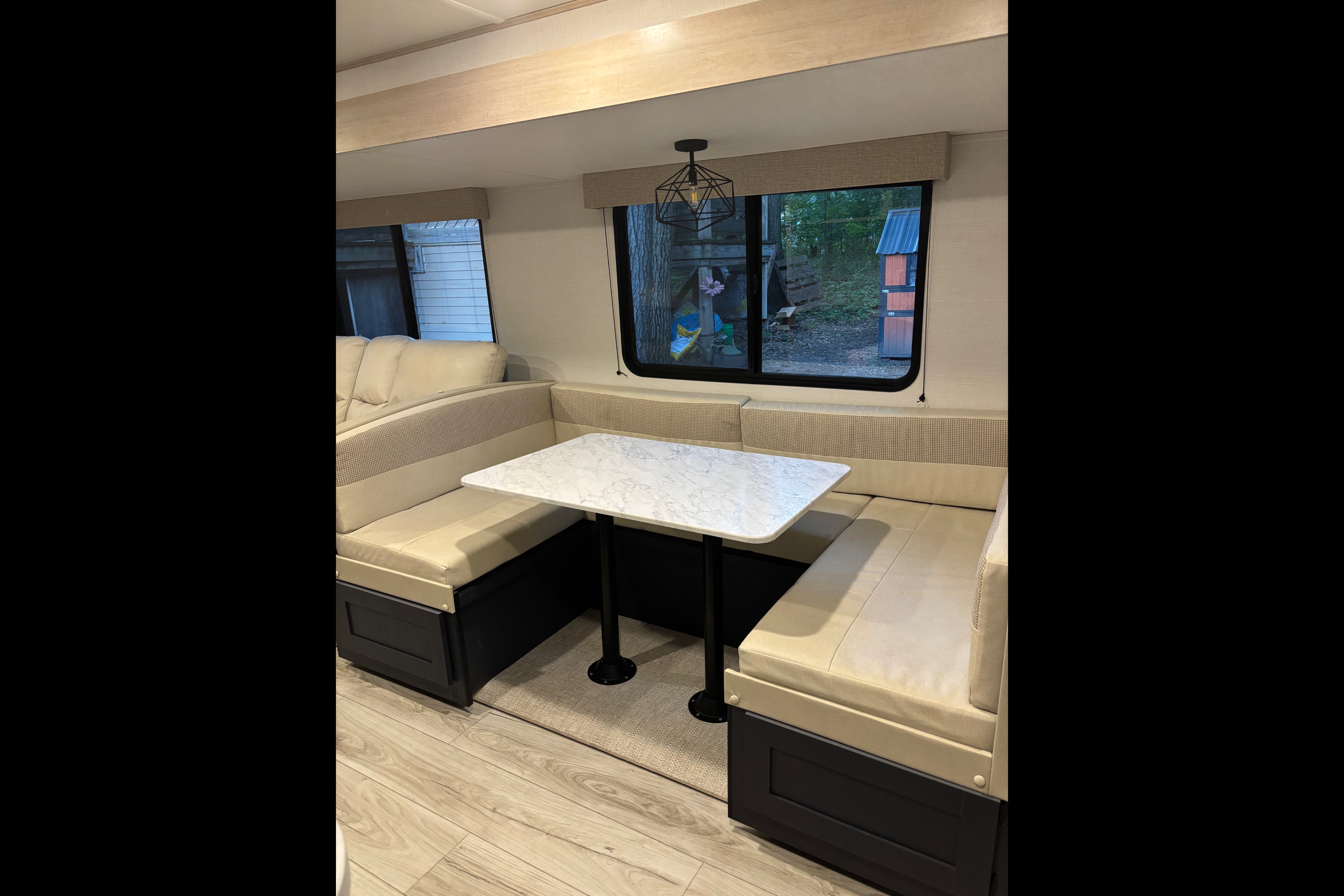 Adventure awaits! Fully stocked, Sleeps 8, Pet friendly!