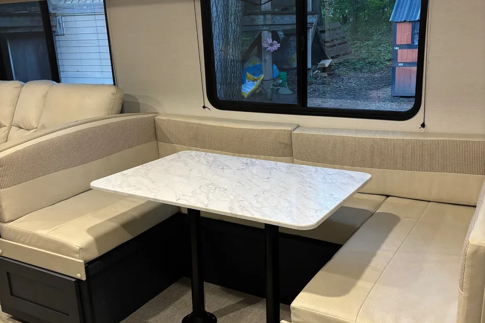 Adventure awaits! Fully stocked, Sleeps 8, Pet friendly!