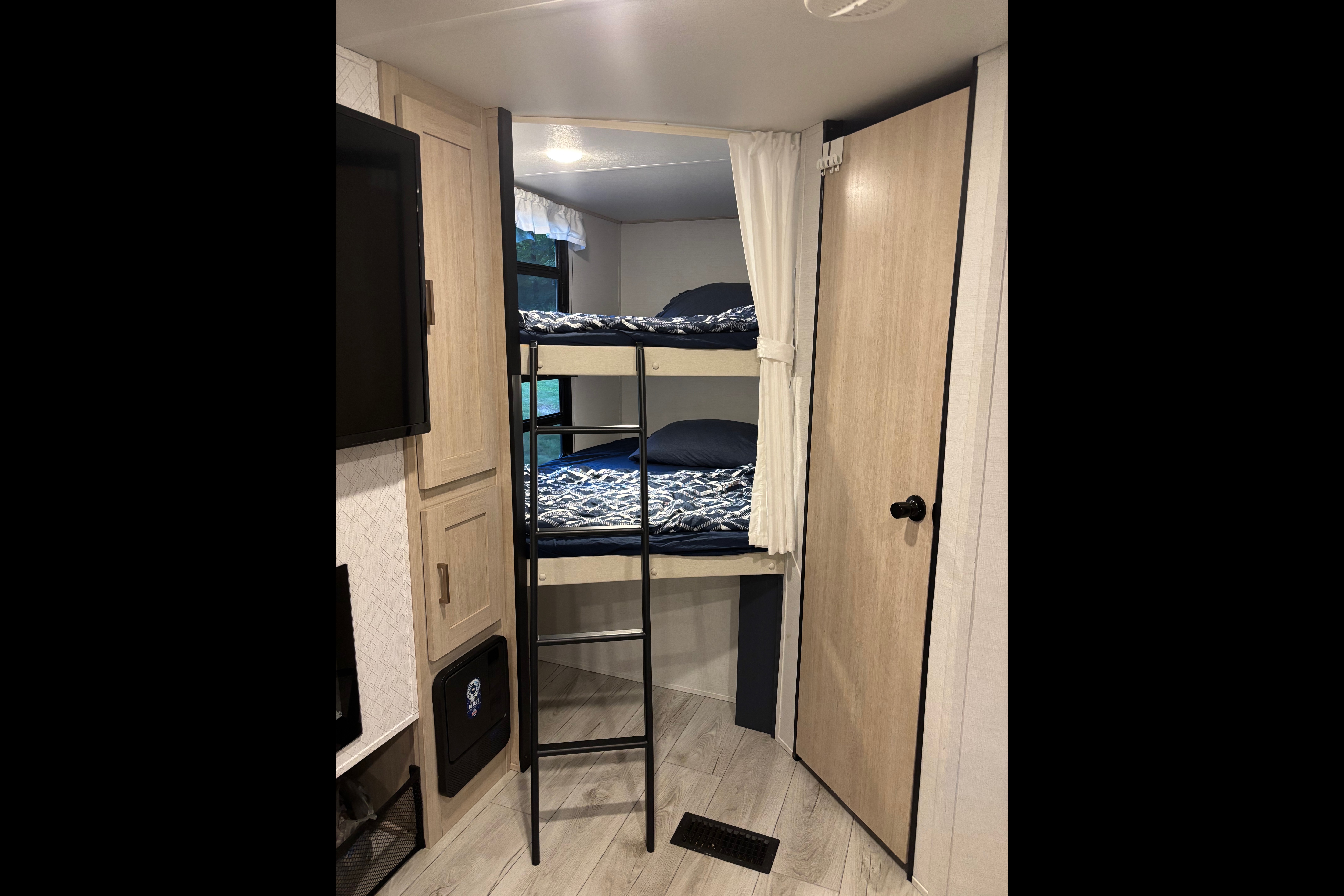 Adventure awaits! Fully stocked, Sleeps 8, Pet friendly!