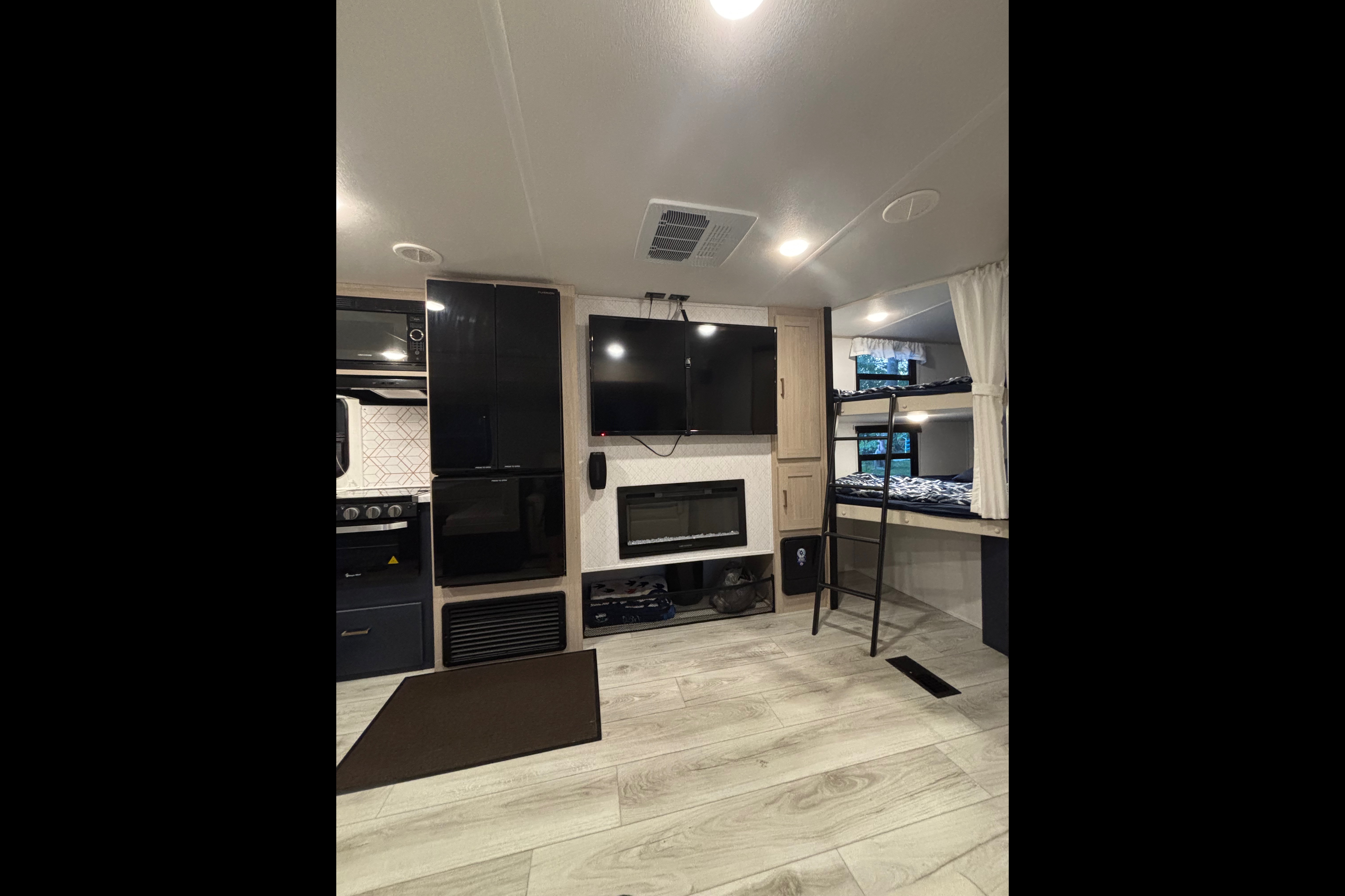 Adventure awaits! Fully stocked, Sleeps 8, Pet friendly!